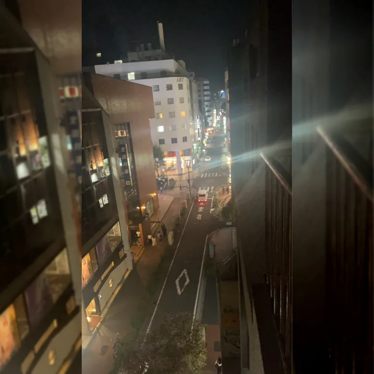 夜の関内の道路と周囲のビルを上から見下ろした景色