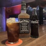 横浜馬車道のbar83rdで提供する、冷凍庫でキンキンに冷やしたジャックダニエルと瓶コーラで作る神比率のジャック・コーク