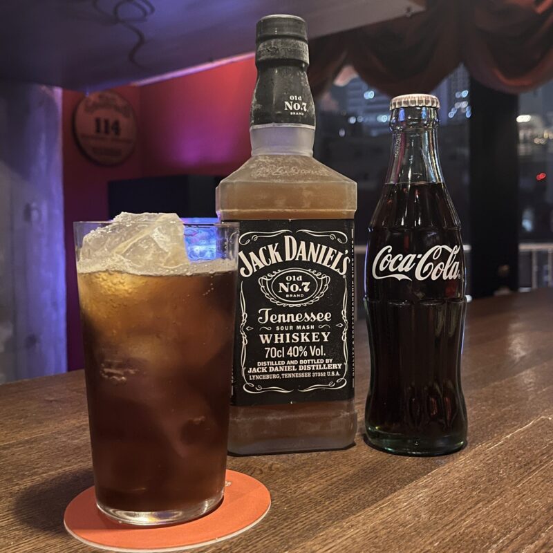 横浜馬車道のbar83rdで提供する、冷凍庫でキンキンに冷やしたジャックダニエルと瓶コーラで作る神比率のジャック・コーク